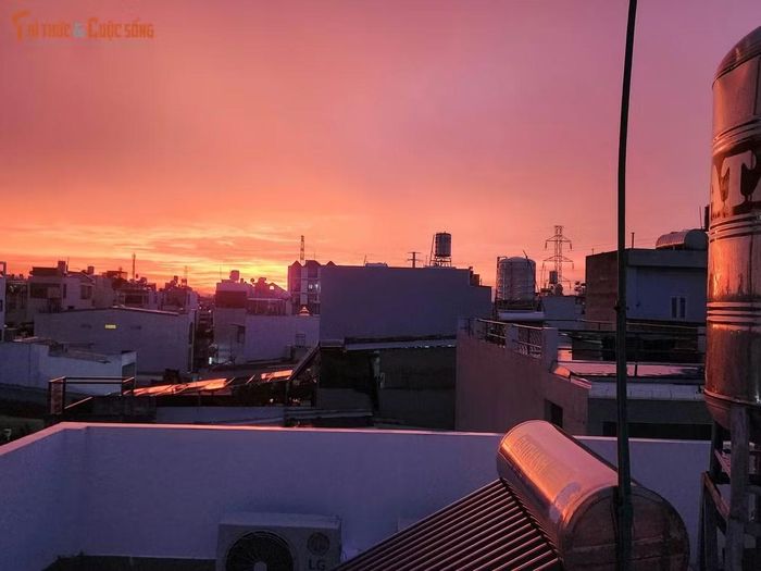 Anh Mạnh Linh, sống tại phường Bình Hưng Hòa cho biết đây là lần đầu anh bắt gặp bầu trời chuyển sang màu cam vàng rõ và đẹp như vậy sau cơn mưa. “Khoảng gần 18h, tôi nhìn ra ngoài ban công thì thấy cả bầu trời phủ một màu cam vàng rất đẹp. Tôi cùng vợ lấy điện thoại ra chụp để ghi lại khoảnh khắc hoàng hôn tuyệt vời”, anh Linh chia sẻ.