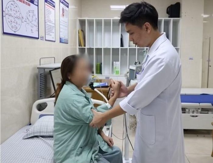 Bác sĩ thăm khám cho bệnh nhân - Ảnh BVCC
