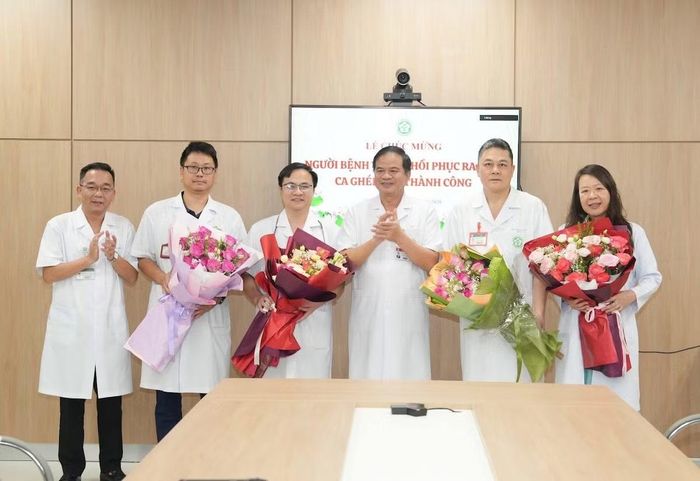 PGS.TS Đào Xuân Cơ chúc mừng lãnh đạo và ê-kíp y bác sĩ phối hợp tiếp nhận, hội chẩn liên chuyên khoa và phẫu thuật cấp cứu cho bệnh nhân thành công - Ảnh BVCC