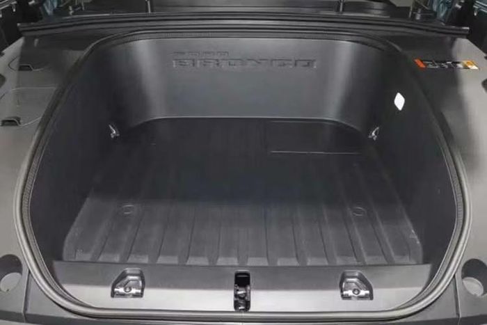 Bronco phiên bản Basecamp được điều chỉnh theo nhu cầu của khách hàng châu Á, ưu tiên không gian rộng rãi, tiện ích thông minh. Xe có phần mái kính có thể nâng lên như một chiếc lều mini, kết hợp hàng ghế gập phẳng để biến khoang cabin thành không gian nghỉ ngơi khi đi dã ngoại.