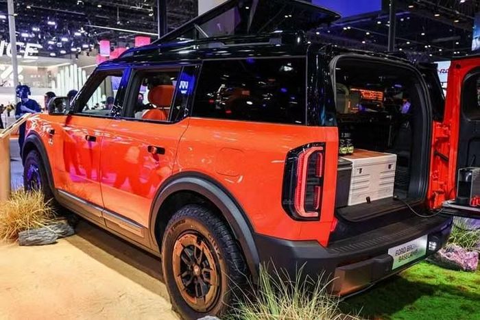 Ford không tiết lộ nhiều về phiên bản dành cho thị trường Úc của Bronco Basecamp, nhưng xác nhận xe sẽ sử dụng “hệ truyền động điện mở rộng phạm vi hoạt động” tương tự Volkswagen ID. Era 9X và VinFast Wild sắp bán ở Việt Nam. Hệ thống này gồm hai mô-tơ điện, bộ pin 49 kWh và động cơ 4 xi-lanh, tăng áp, dung tích 1.5L chỉ hoạt động như một máy phát điện.