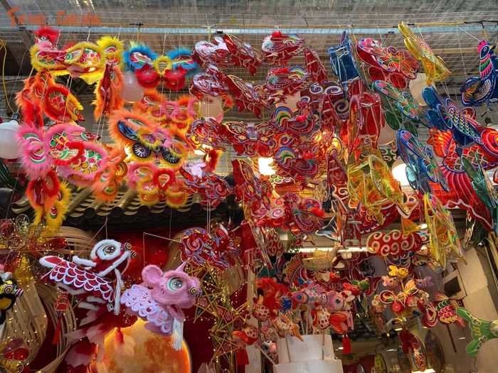 Giữa những mặt hàng đồ chơi công nghệ hiện đại đồ chơi Trung thu truyền thống vẫn giữ một sức hút riêng.