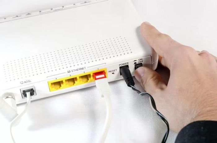 Rút phích cắm là cách nhanh để ngắt nguồn router, nhưng không nên thực hiện khi thiết bị đang cập nhật firmware.