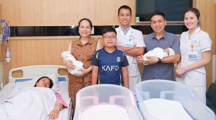 Niềm hạnh phúc của gia đình và y bác sĩ khi hai em bé chào đời an toàn - Ảnh BVCC