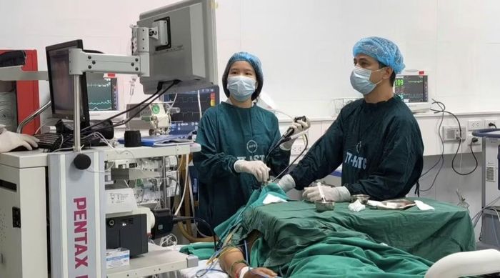 Bác sĩ thực hiện đặt các thiết bị hỗ trợ chức năng cho bệnh nhân - Ảnh BVCC