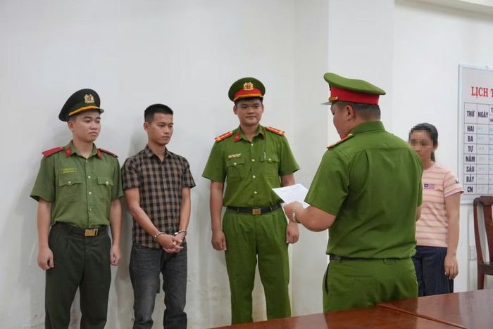 Lực lượng công an đọc lệnh khởi tố bị can lệnh bắt để tạm giam đối tượng Đặng Văn Vĩnh Hoàng.