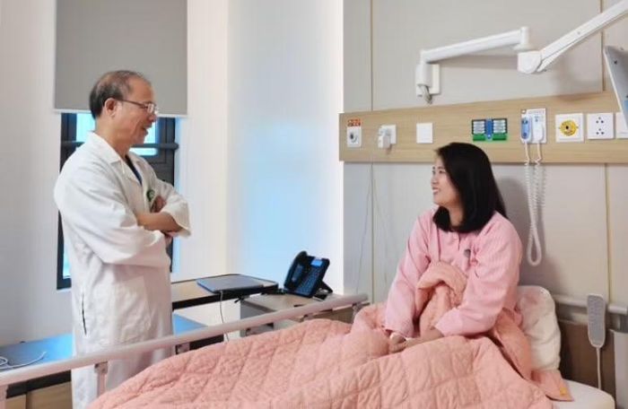 Bác sĩ thăm hỏi bệnh nhân sau phẫu thuật - Ảnh BVCC