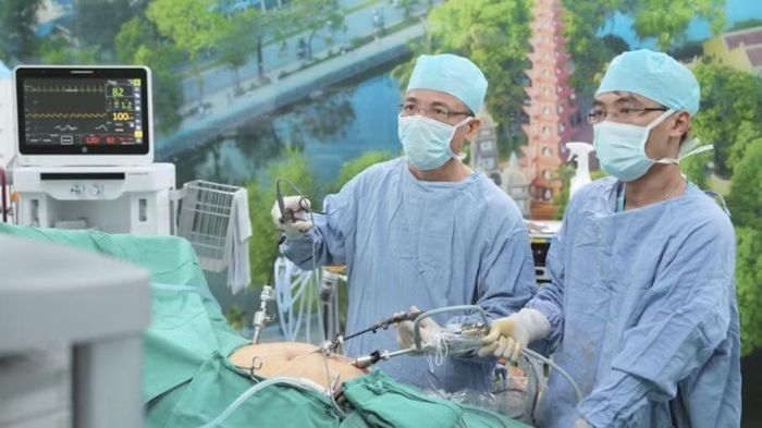 Ê-kíp phẫu thuật cho bệnh nhân - Ảnh BVCC