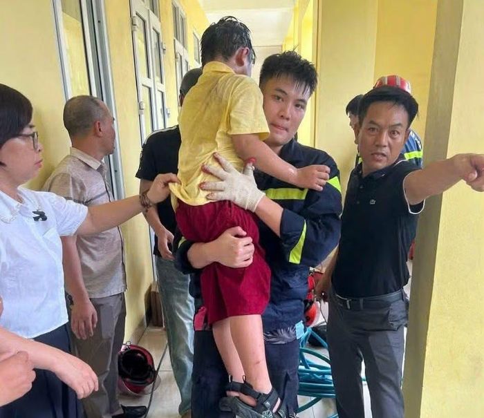 Sau khoảng 30 phút, lực lượng chức năng đã đưa học sinh ra ngoài an toàn và bàn giao cho nhà trường, gia đình.