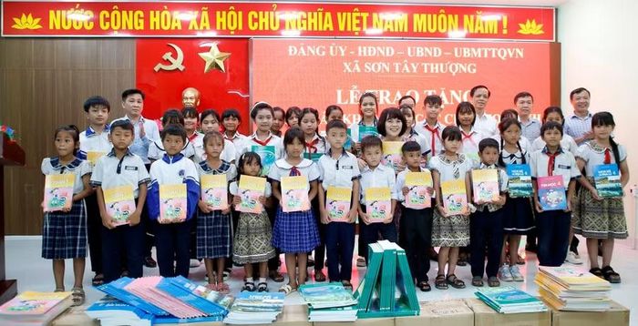 Học sinh các trường học thuộc xã Sơn Tây Thượng (Quảng Ngãi) nhận sách giáo khoa trước thềm năm học mới. Ảnh: NTCC
