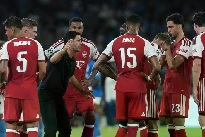 HLV Mikel Arteta cùng Arsenal giành trọn 3 điểm trong chuyến làm khách trên sân Napoli. Ảnh: AP.