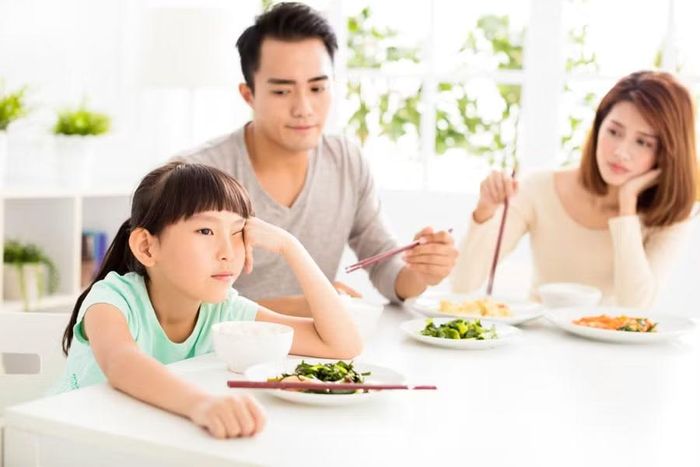 Những lời chê bai món ăn có thể khiến bữa cơm gia đình trở nên căng thẳng nếu cha mẹ phản ứng bằng sự tức giận.