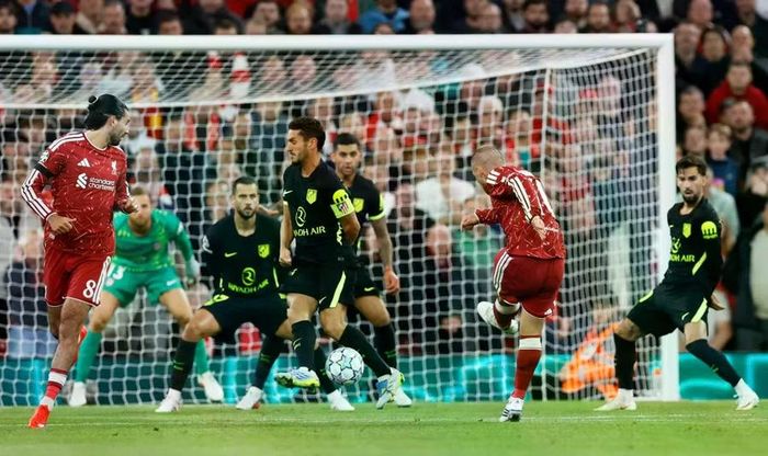 Alexis Mac Allister sút xa ghi bàn quyết định giúp Liverpool hoàn tất màn ngược dòng. Ảnh: Reuters.