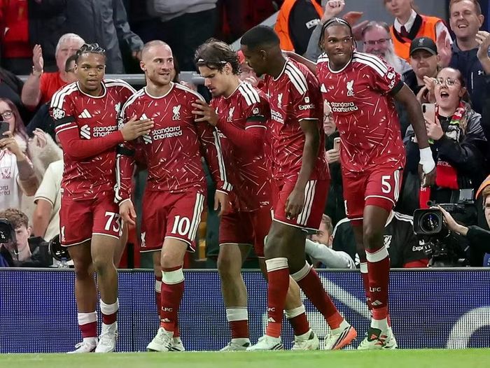 Các cầu thủ Liverpool ăn mừng trong chiến thắng ngược dòng 2-1 trước Atletico Madrid tại Anfield. Ảnh: EPA.