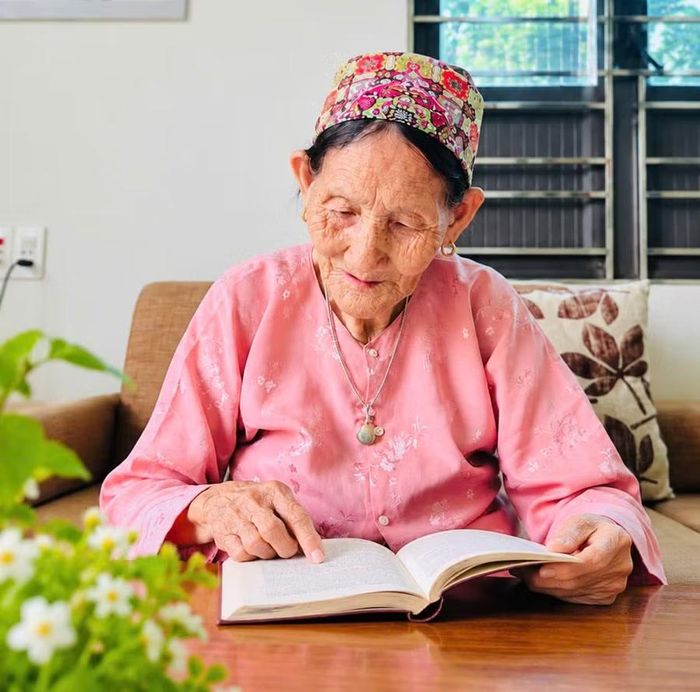 Dù tuổi cao, bà Trương Thị Gái vẫn miệt mài đọc, ghi nhớ và lưu giữ những câu hát Soọng cô, để những lời ca của cha ông tiếp tục được trao truyền cho thế hệ sau.