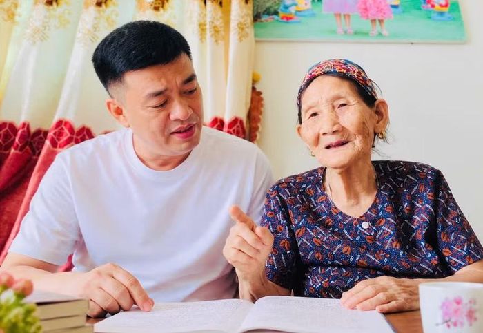 Bà Trương Thị Gái trao đổi, hướng dẫn thầy giáo Trịnh Cảnh Tùng cách thể hiện những câu hát Soọng cô.