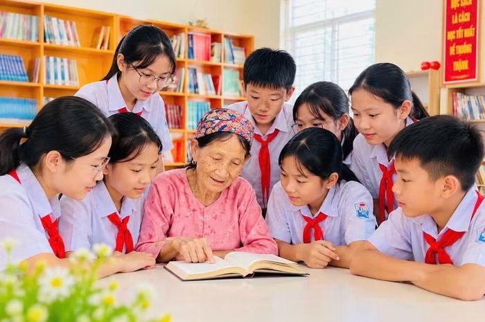 Bà Trương Thị Gái hướng dẫn học sinh từng câu hát Soọng cô; những lời ca được trao truyền từ thế hệ trước đang được các em tiếp nhận và tiếp tục ngân lên trong đời sống hôm nay.