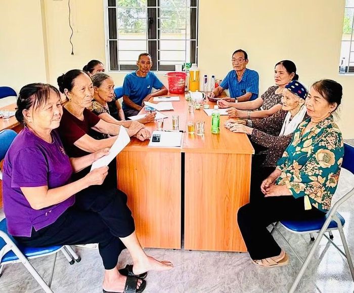 Thành viên Câu lạc bộ hát Soọng cô cùng nhau luyện tập, trao đổi và gìn giữ những câu hát truyền thống.