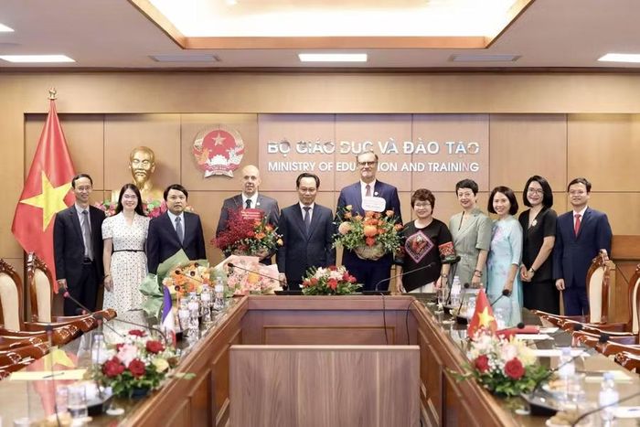 Bộ trưởng Bộ GD&ĐT Hoàng Minh Sơn trao Kỷ niệm chương “Vì sự nghiệp giáo dục” cho Đại sứ đặc mệnh toàn quyền Cộng hòa Pháp tại Việt Nam Olivier Brochet và Tùy viên Hợp tác giáo dục Arnaud Pannier, ghi nhận những đóng góp tích cực đối với sự nghiệp giáo dục và đào tạo của Việt Nam.