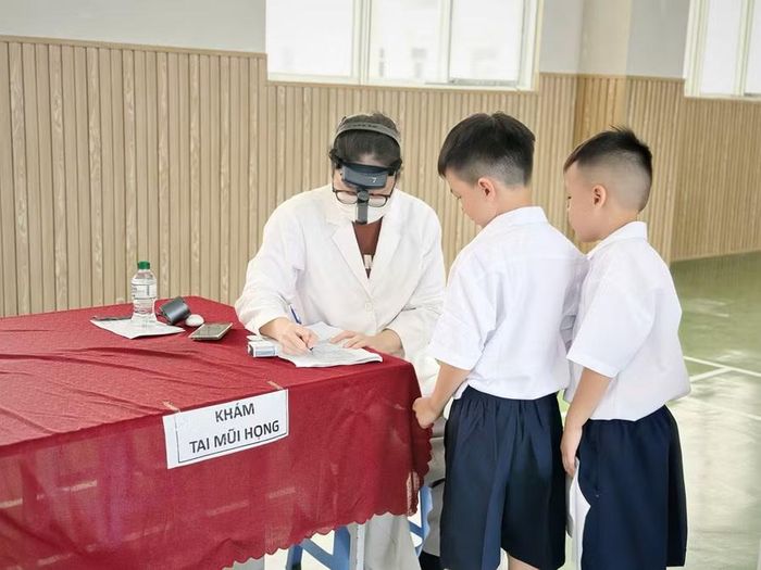 Học sinh Trường TH-THCS Bùi Văn Thủ khám sức khỏe đầu năm học.