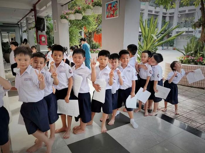 Học sinh Trường Tiểu học Hồ Văn Huê xếp hàng chờ đến lượt khám.