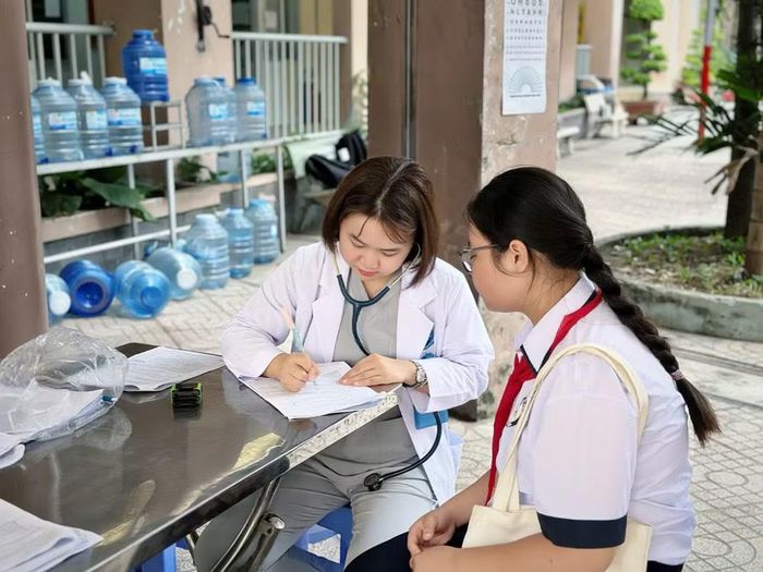 Học sinh Trường THCS Hà Huy Tập được thăm khám sức khỏe đầu năm học.