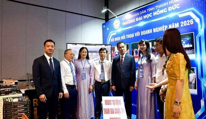 Các đại biểu tham quan gian trưng bày của Trường Đại học Hồng Đức tại Hội nghị đối thoại với doanh nghiệp năm 2026.