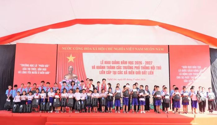 Trao quà của Ủy ban Mặt trận Tổ quốc Việt Nam tỉnh Nghệ An cho học sinh Trường Phổ thông nội trú TH&THCS Anh Sơn có hoàn cảnh khó khăn. Ảnh: Hồ Lài