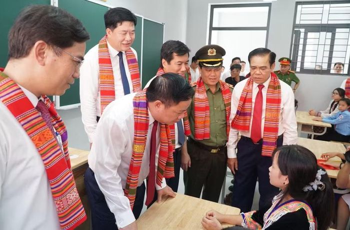 Lãnh đạo tỉnh Nghệ An trò chuyện, động viên học sinh người Mông là con em công nhân cao su được tiếp nhận vào học Trường Phổ thông nội trú TH&THCS Anh Sơn. Ảnh: Hồ Lài
