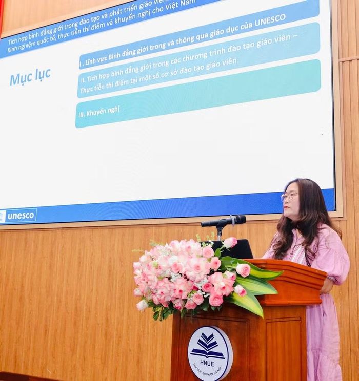 Bà Trần Thị Thanh Tâm - Cán bộ Chương trình Giáo dục, UNESCO Việt Nam chia sẻ tại hội thảo.