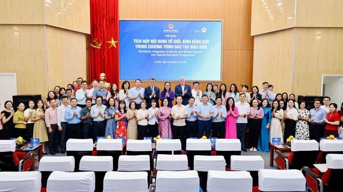 Các chuyên gia, nhà khoa học và đại biểu tham dự hội thảo.