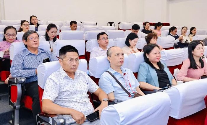 Các đại biểu tham dự hội thảo.