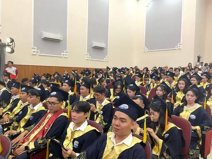 Các tân khoa Phân hiệu Trường Đại học Thủy lợi trong lễ tốt nghiệp. Ảnh: Hà An.