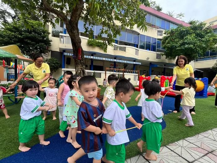 Trẻ vui chơi tại Trường mầm non 19/5 Thành phố (phường Tân Định, TPHCM). Ảnh: P.N