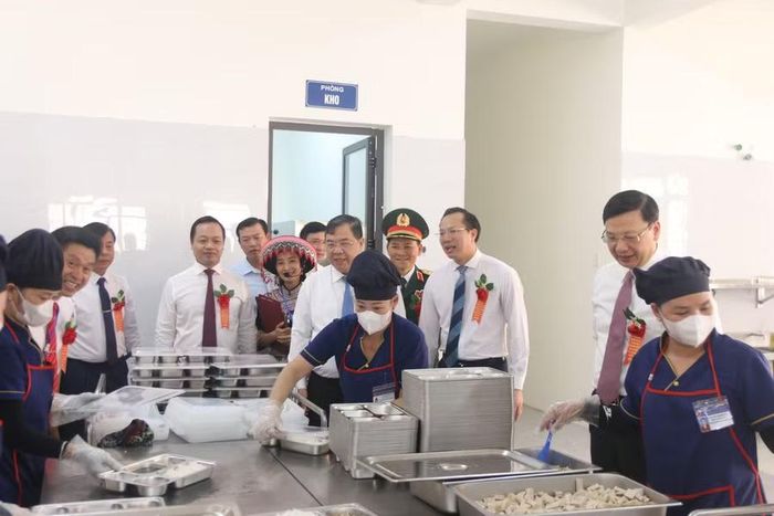 Phó Thủ tướng Phạm Gia Túc cùng các đại biểu dự Lễ Khai giảng và khánh thành Trường PTNT TH&THCS Thanh Nưa kiểm tra khu vực nấu ăn của trường.
