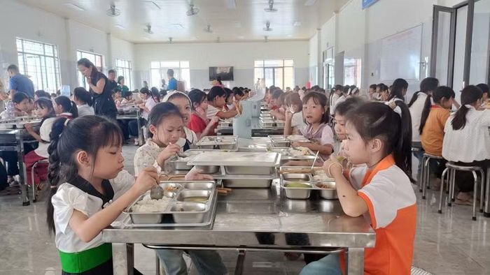 Bữa cơm của học sinh Trường PTNT TH&THCS Thanh Nưa.
