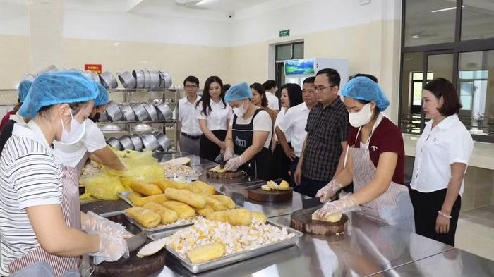 Kiểm tra khu vực chế biến thực phẩm của Trường PTNT TH&THCS Petrovietnam - Phong Thổ.