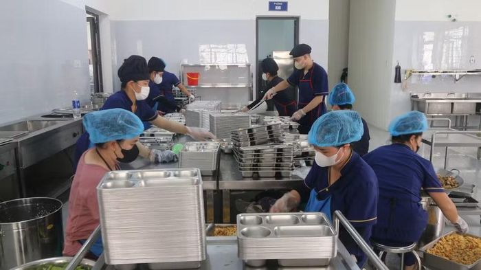 Khu vực chia suất ăn của Trường PTNT TH&THCS Thanh Nưa.