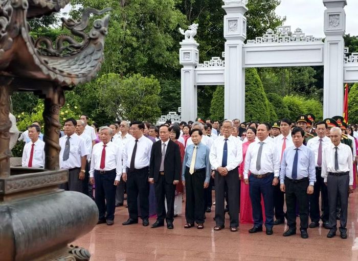 Các đại biểu dâng hương tưởng niệm vị anh hùng dân tộc Quang Trung - Nguyễn Huệ.
