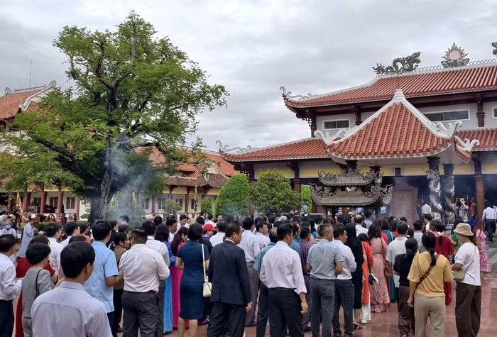 Hàng nghìn người dân từ khắp nơi về Khu di tích Đền thờ Tây Sơn tam kiệt nhân kỷ niệm 234 năm Ngày mất Hoàng đế Quang Trung - Nguyễn Huệ.