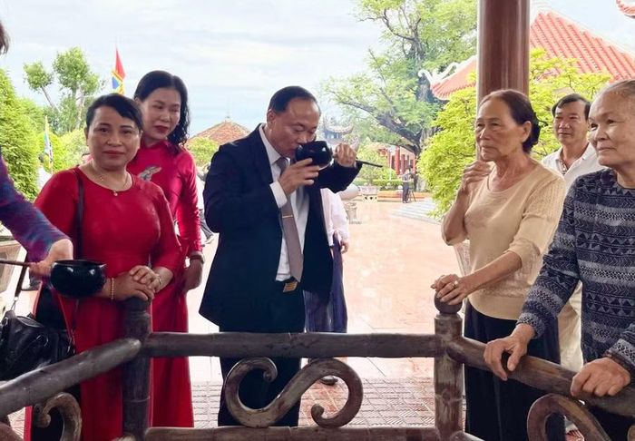 Bí thư Tỉnh ủy Thái Đại Ngọc uống nước tại Di tích giếng nước của gia đình thân sinh Tây Sơn tam kiệt.