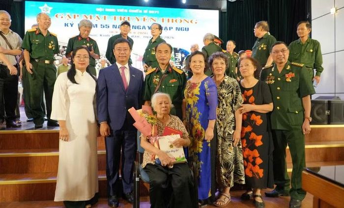 Ban tổ chức tặng quà cho thân nhân liệt sĩ.