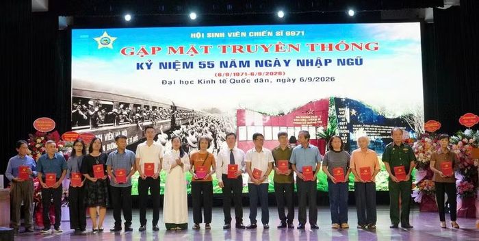 Đảng ủy Doanh nghiệp phường Thanh Xuân trao tặng quà tới các gia đình, thân nhân liệt sĩ.