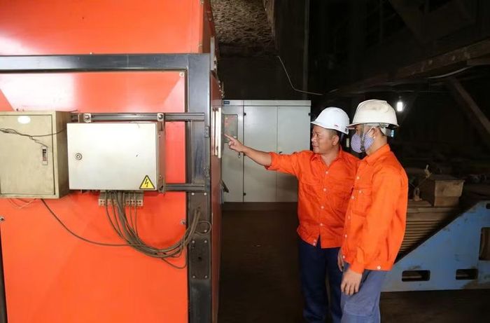 Công nhân kỹ thuật mỏ sắt Quý Xa vận hành dây chuyền trong ngày đầu mỏ trở lại hoạt động.