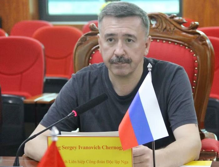 Ông Sergey Ivanovich Chernogaev - Chủ tịch Liên hiệp Công đoàn Độc lập Nga trao đổi tại buổi làm việc.
