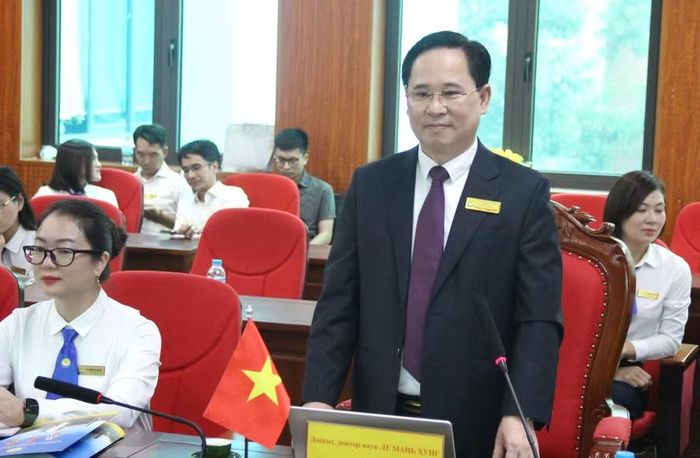 PGS.TS Lê Mạnh Hùng - Hiệu trưởng Trường Đại học Công đoàn phát biểu tại buổi làm việc