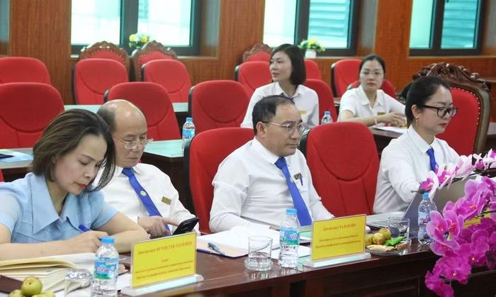 Đại diện lãnh đạo các phòng, khoa của Trường Đại học Công đoàn tham dự buổi làm việc.