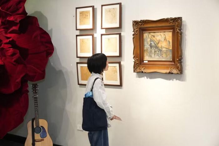 Người xem thưởng thức tranh của danh họa Tô Ngọc Vân tại triển lãm.