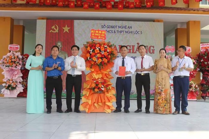 Ban giám hiệu Trường THCS - THPT Nghi Lộc 5 (Nghi Lâm, Nghệ An) trong lễ khai giảng năm học mới.