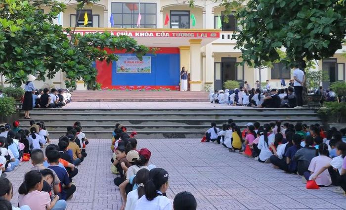 Cô Dương Thị Hoa - Phó hiệu trưởng Trường THCS và THPT Nghi Lộc 5 (xã Nghi Lâm, Nghệ An), phụ trách phân hiệu THCS Nghi Lâm. Ảnh: Hồ Lài